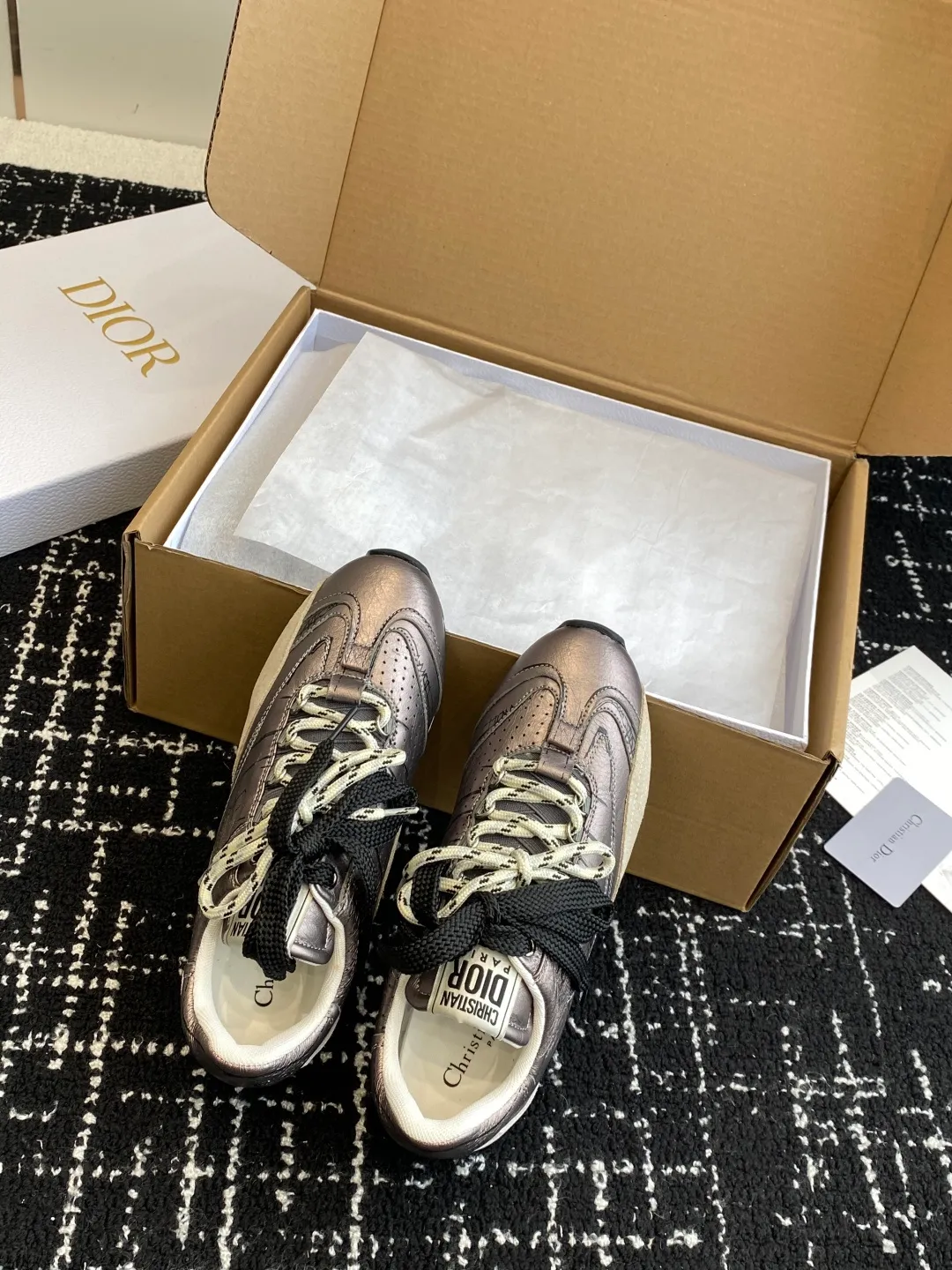 👟👟Ex-factory price 680👟👟 Purchasing grade (synchronized on the official website ✈️box packaging) Dior D-Sketch sneakers made a wonderful appearance at the Dior 25ss spring and summer ready-to-wear series show, highlighting the classic retro aesthetics. They are carefully made of white nylon and cow leather, decorated with printed logos inspired by the shoe production stage, with beige suede cowhide panels and double shoelaces. Handwritten Christian Dior Paris signature on the side, Christian Dior Paris signature panels and plaques on the heel and tongue. Paired with two-tone slim rubber soles, they add a touch of couture to any casual look. Size: #Female 35-40 (No return or exchange if order is made at 40) #Men 39-45 (No return or exchange if order is made at 45) (It will be shipped in about 20 days under development)